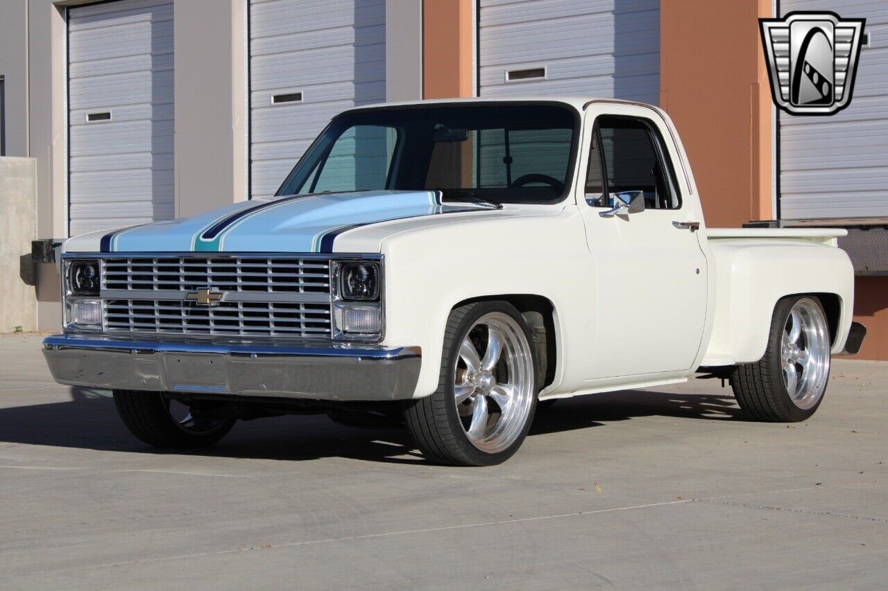 Chevrolet-C-10-Pickup-1983-White-Black-2943-2