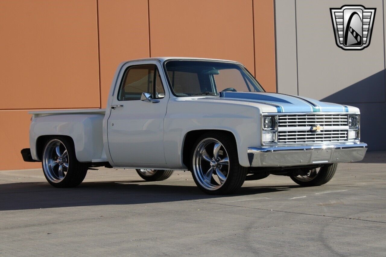 Chevrolet-C-10-Pickup-1983-White-Black-2943-6