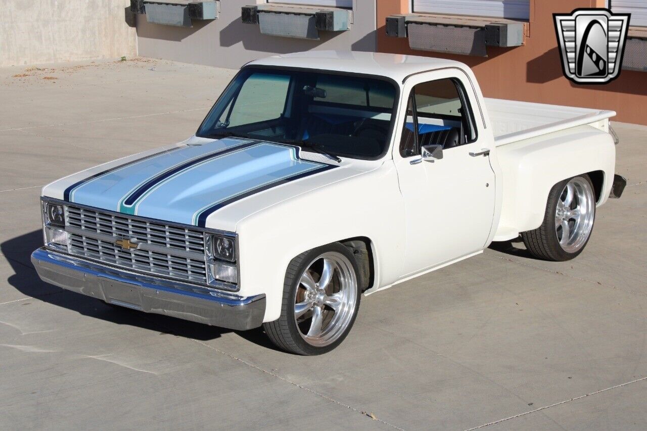 Chevrolet-C-10-Pickup-1983-White-Black-2943-8