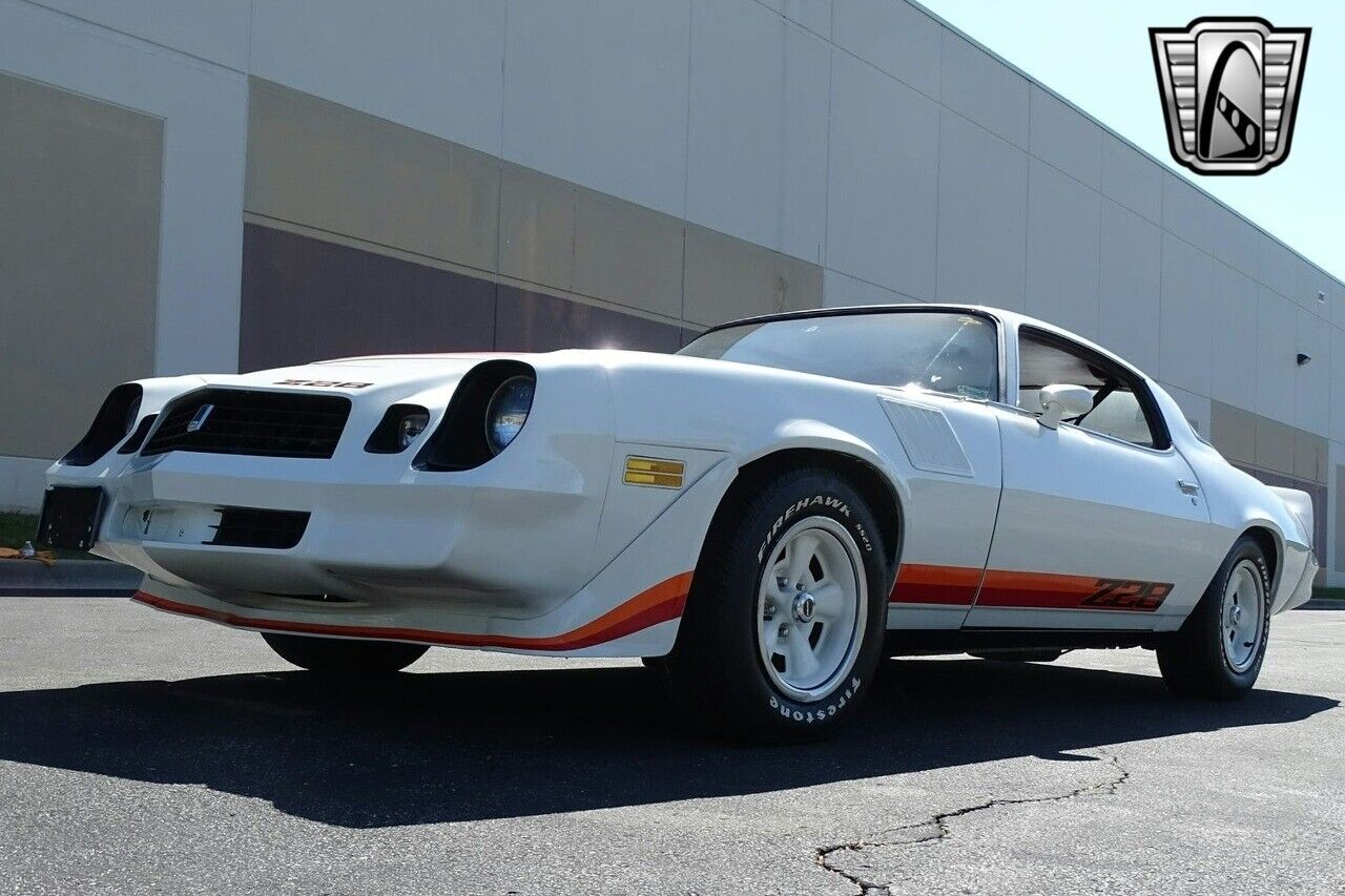 Chevrolet-Camaro-1979-White-Red-109540-2