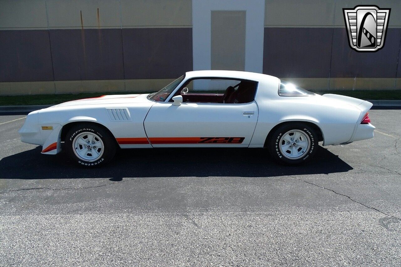 Chevrolet-Camaro-1979-White-Red-109540-3