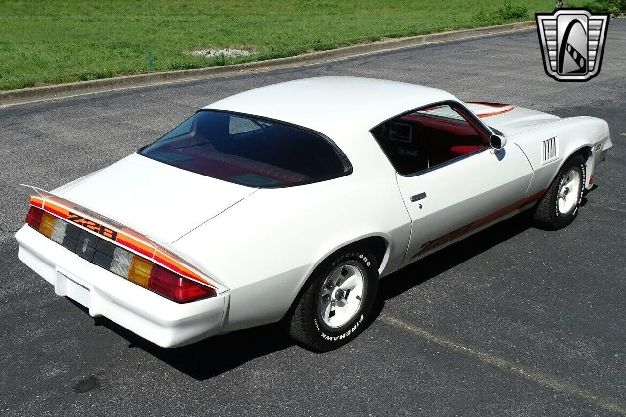 Chevrolet-Camaro-1979-White-Red-109540-6