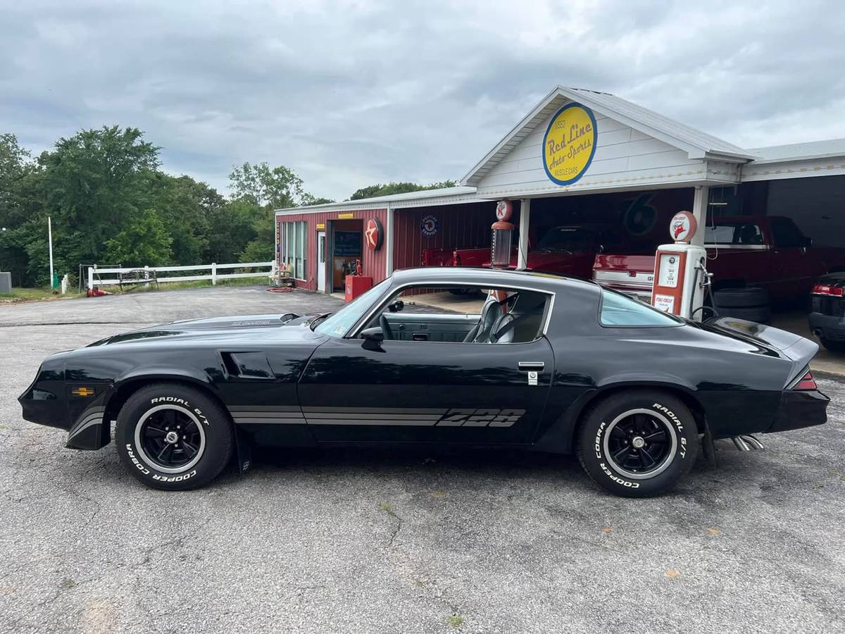 Chevrolet-Camaro-1981-black-54718-1