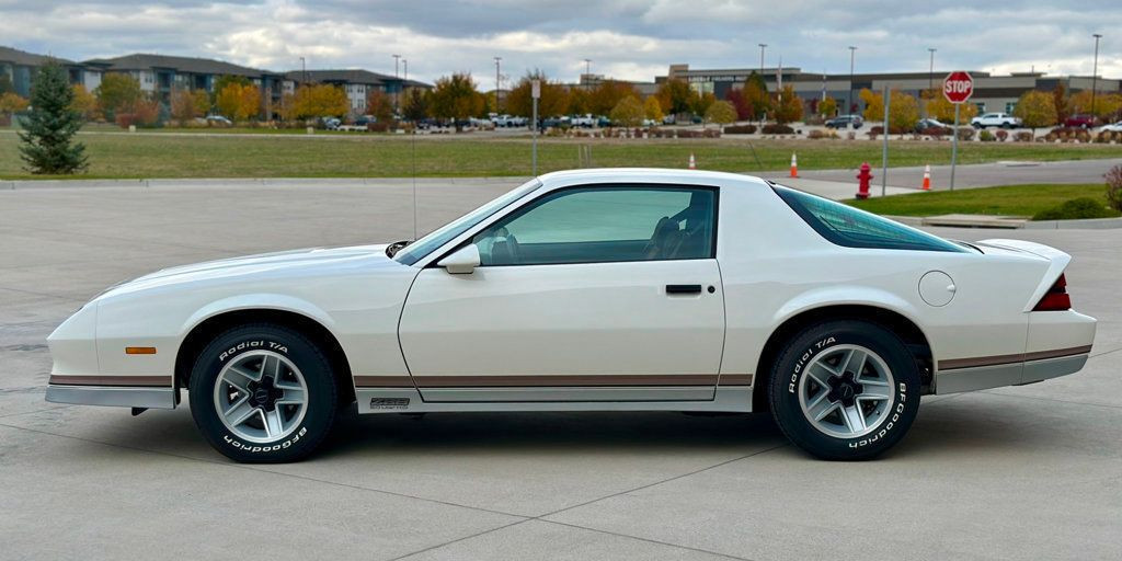 Chevrolet-Camaro-1984-White-BROWN-27378-1