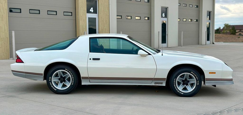 Chevrolet-Camaro-1984-White-BROWN-27378-5