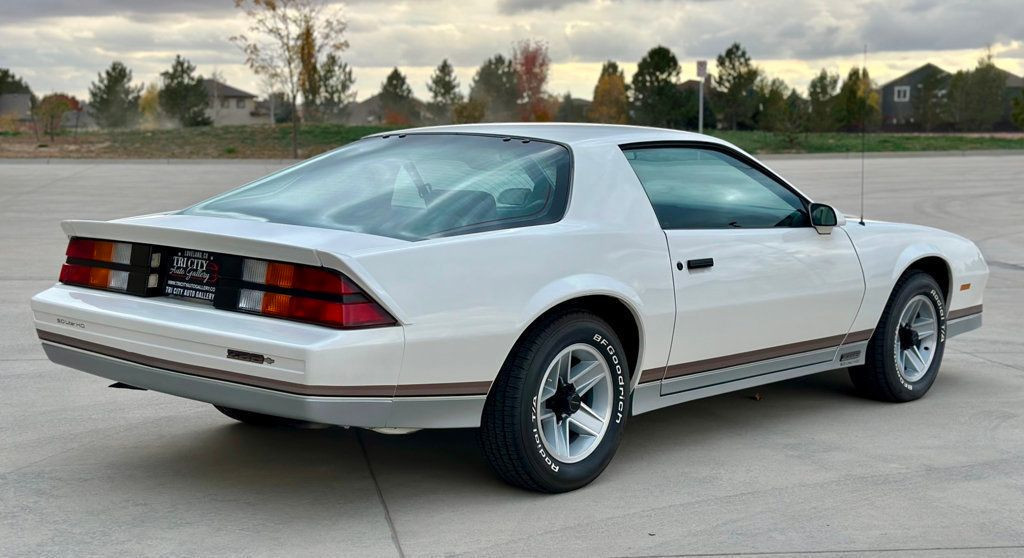 Chevrolet-Camaro-1984-White-BROWN-27378-6