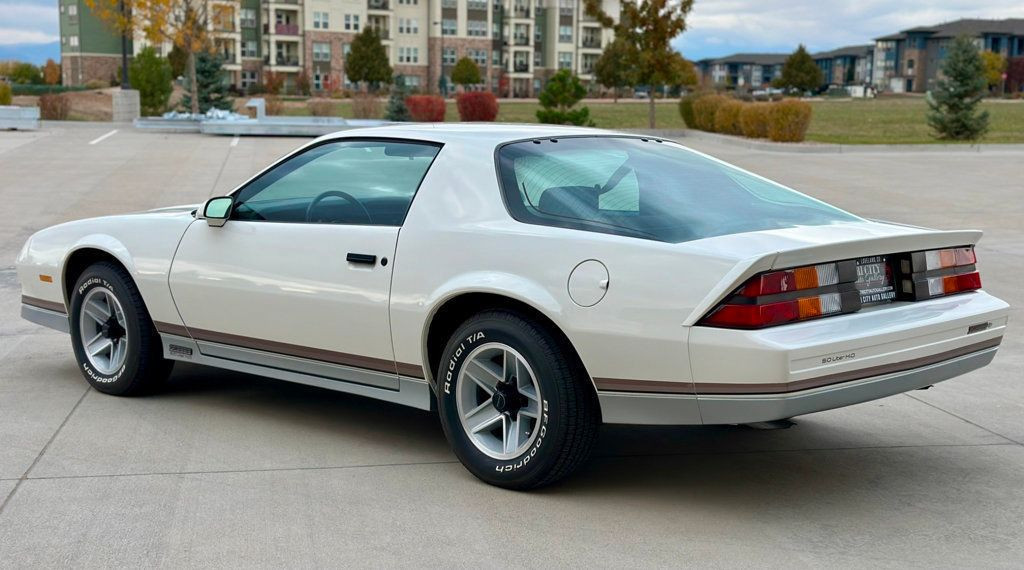 Chevrolet-Camaro-1984-White-BROWN-27378-7