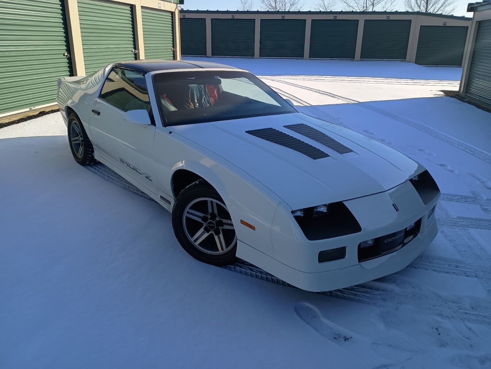 Chevrolet-Camaro-1986-White-Burgundy-109435-11