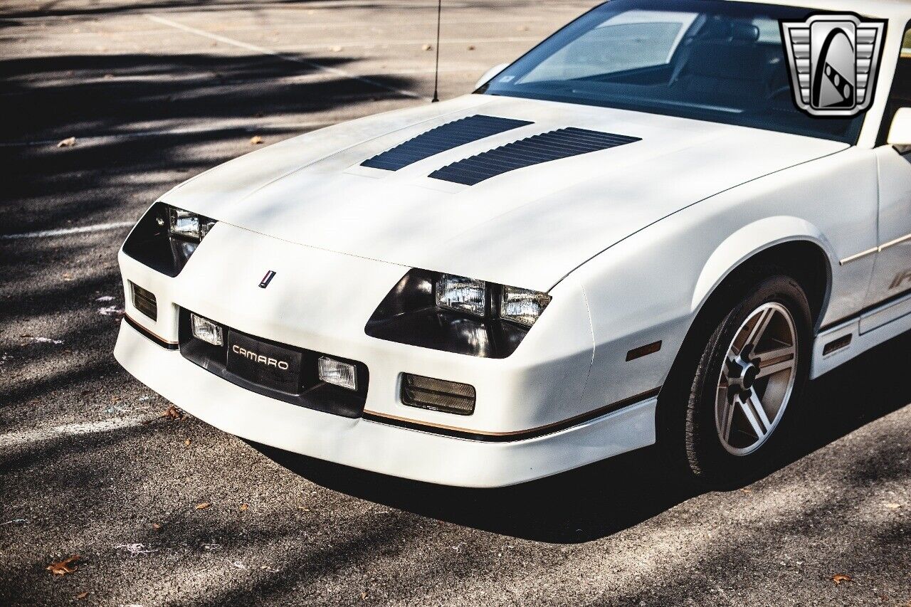 Chevrolet-Camaro-1986-White-Tan-21179-10