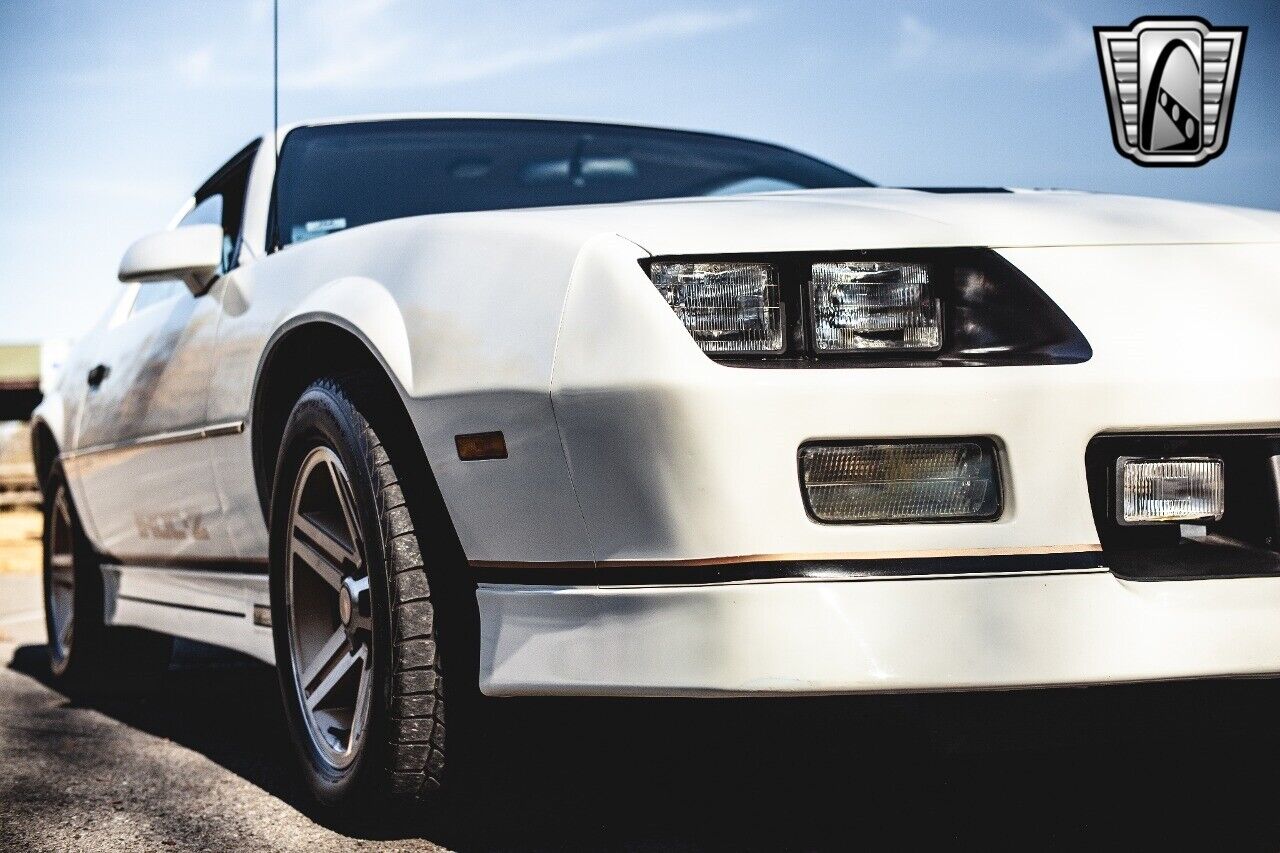 Chevrolet-Camaro-1986-White-Tan-21179-11