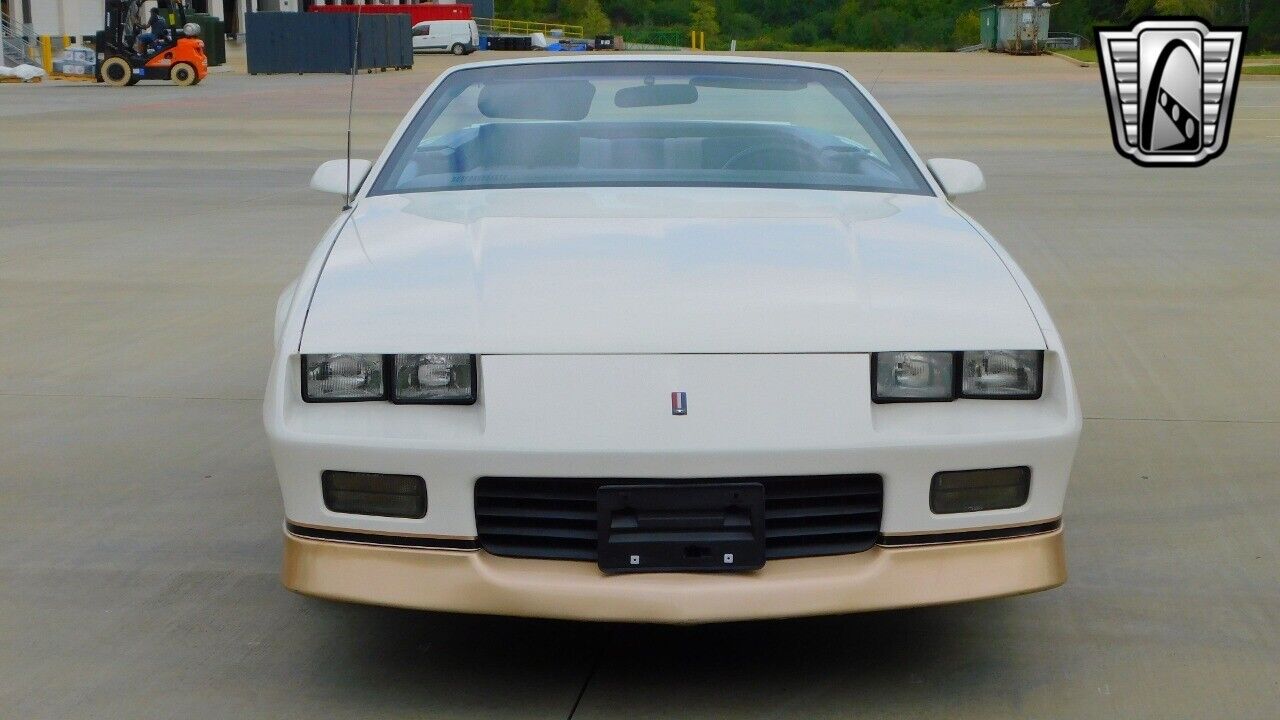 Chevrolet-Camaro-Cabriolet-1988-White-Gray-32541-2