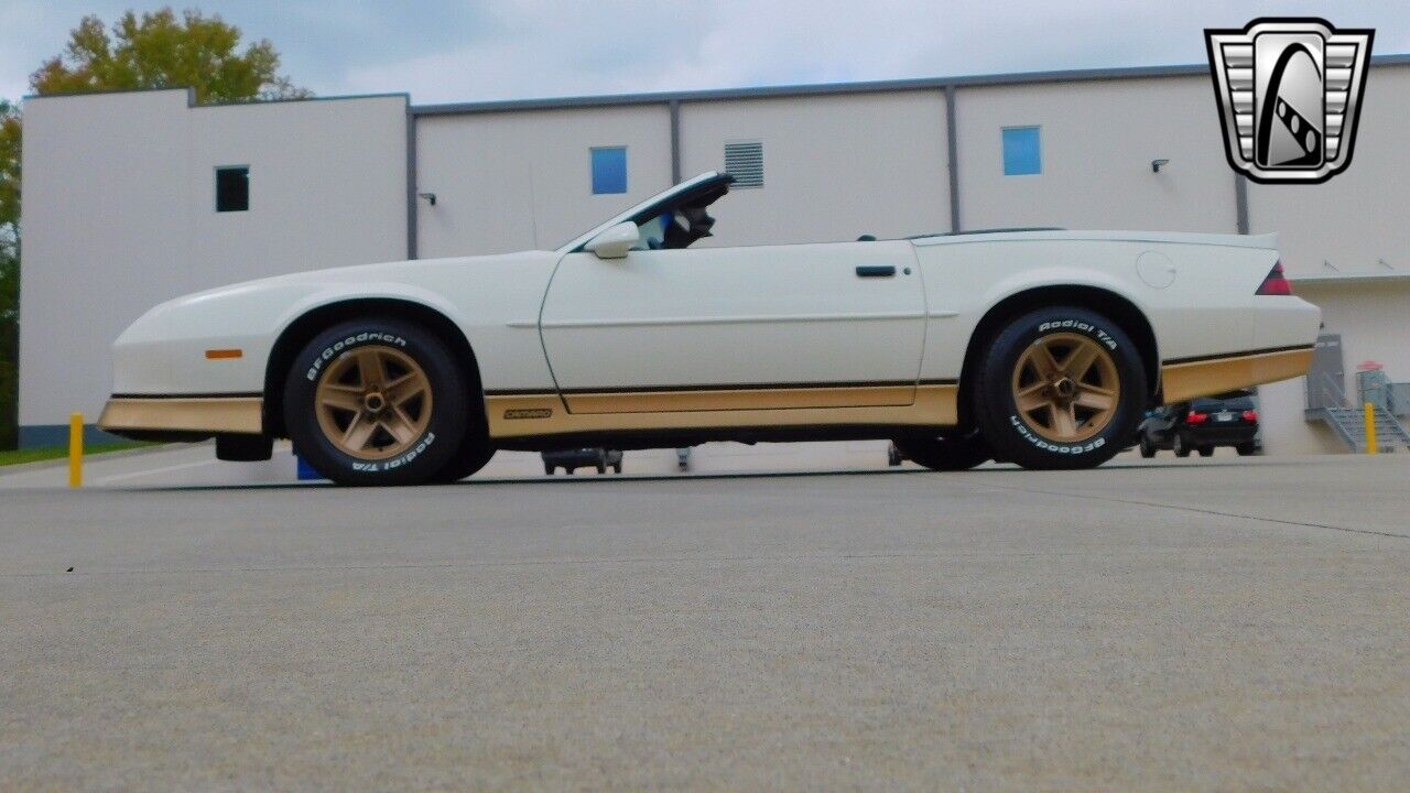 Chevrolet-Camaro-Cabriolet-1988-White-Gray-32541-3