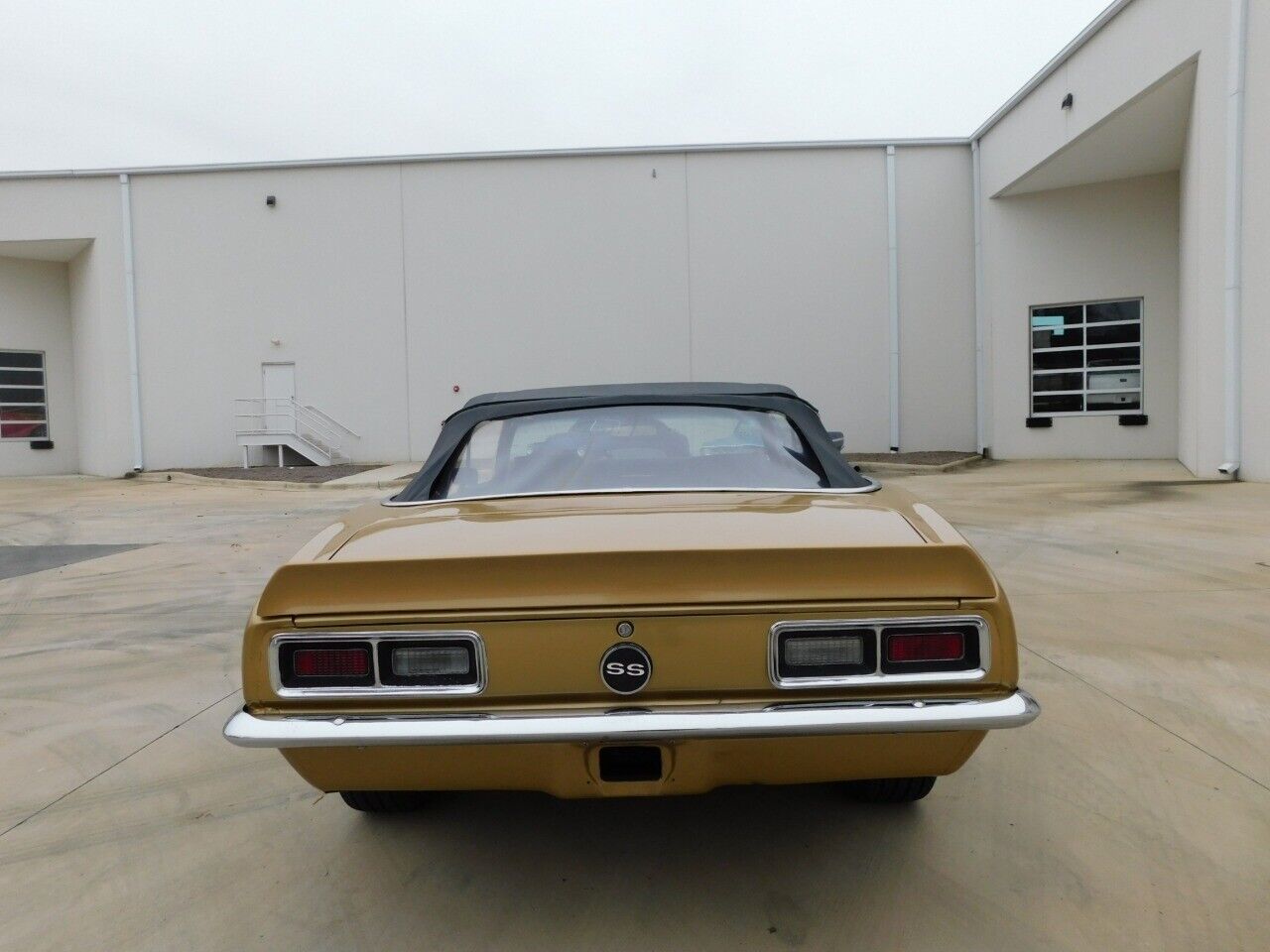 Chevrolet-Camaro-Coupe-1968-Gold-Black-148713-9