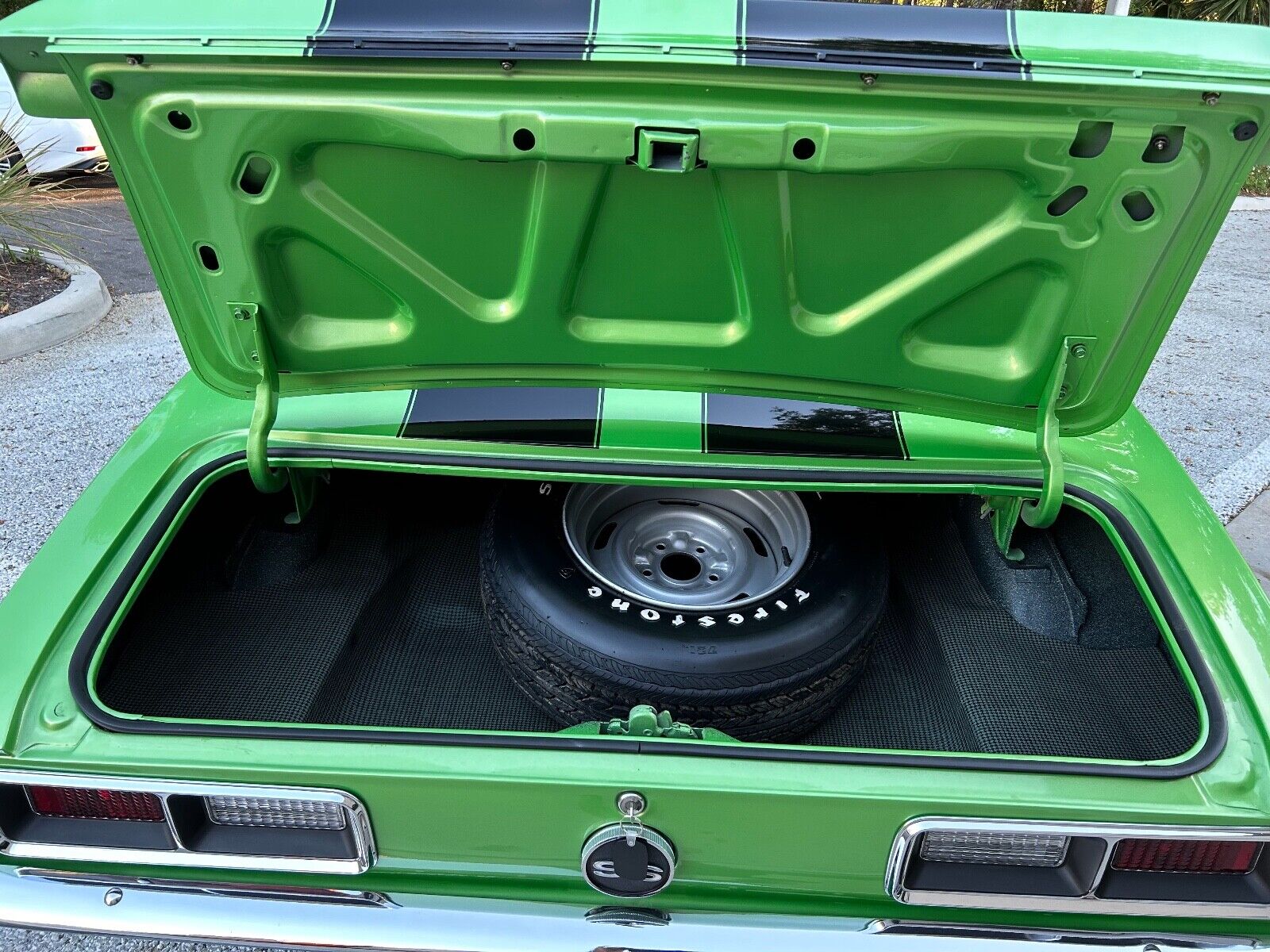 Chevrolet-Camaro-Coupe-1968-Green-Black-2945-15