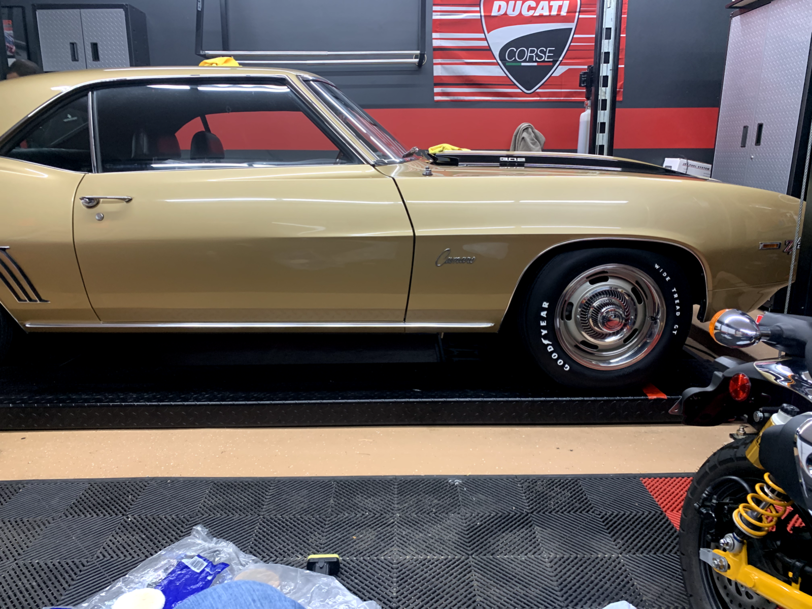 Chevrolet-Camaro-Coupe-1969-Gold-Black-151278-3