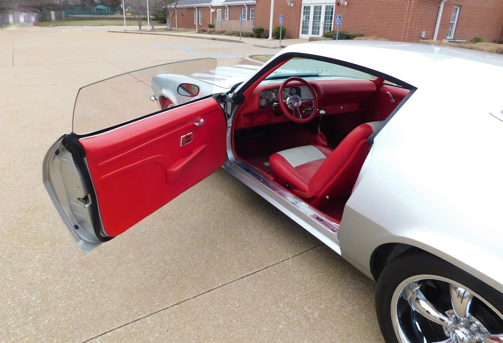 Chevrolet-Camaro-Coupe-1970-Silver-Red-1511-19