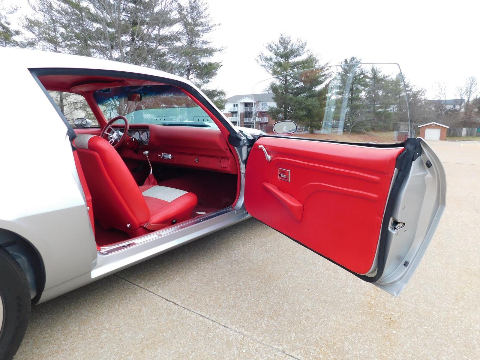 Chevrolet-Camaro-Coupe-1970-Silver-Red-1511-31