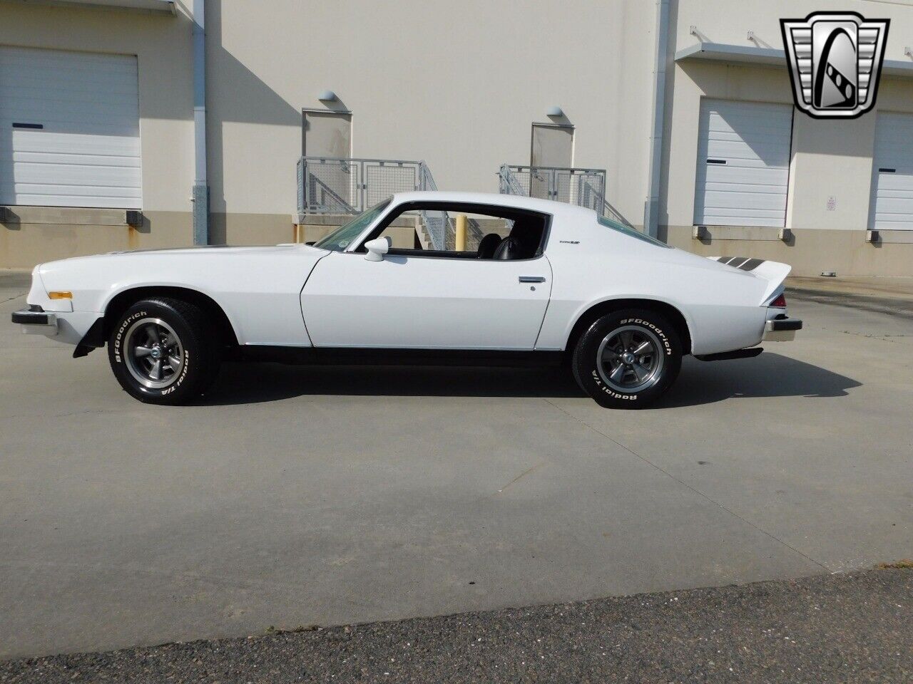 Chevrolet-Camaro-Coupe-1974-White-Black-94031-5