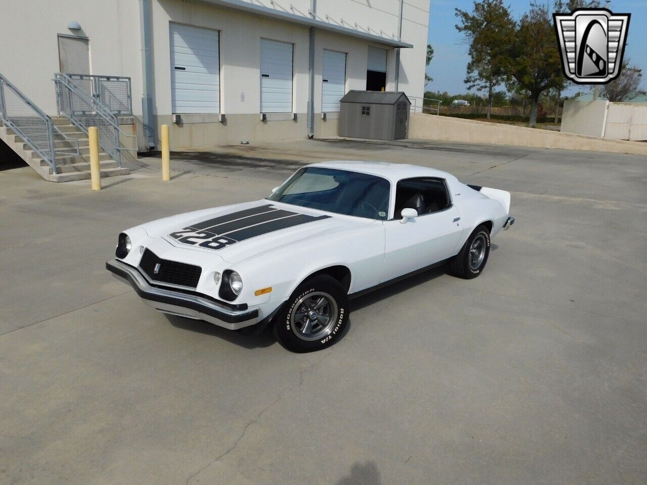 Chevrolet-Camaro-Coupe-1974-White-Black-94031-9