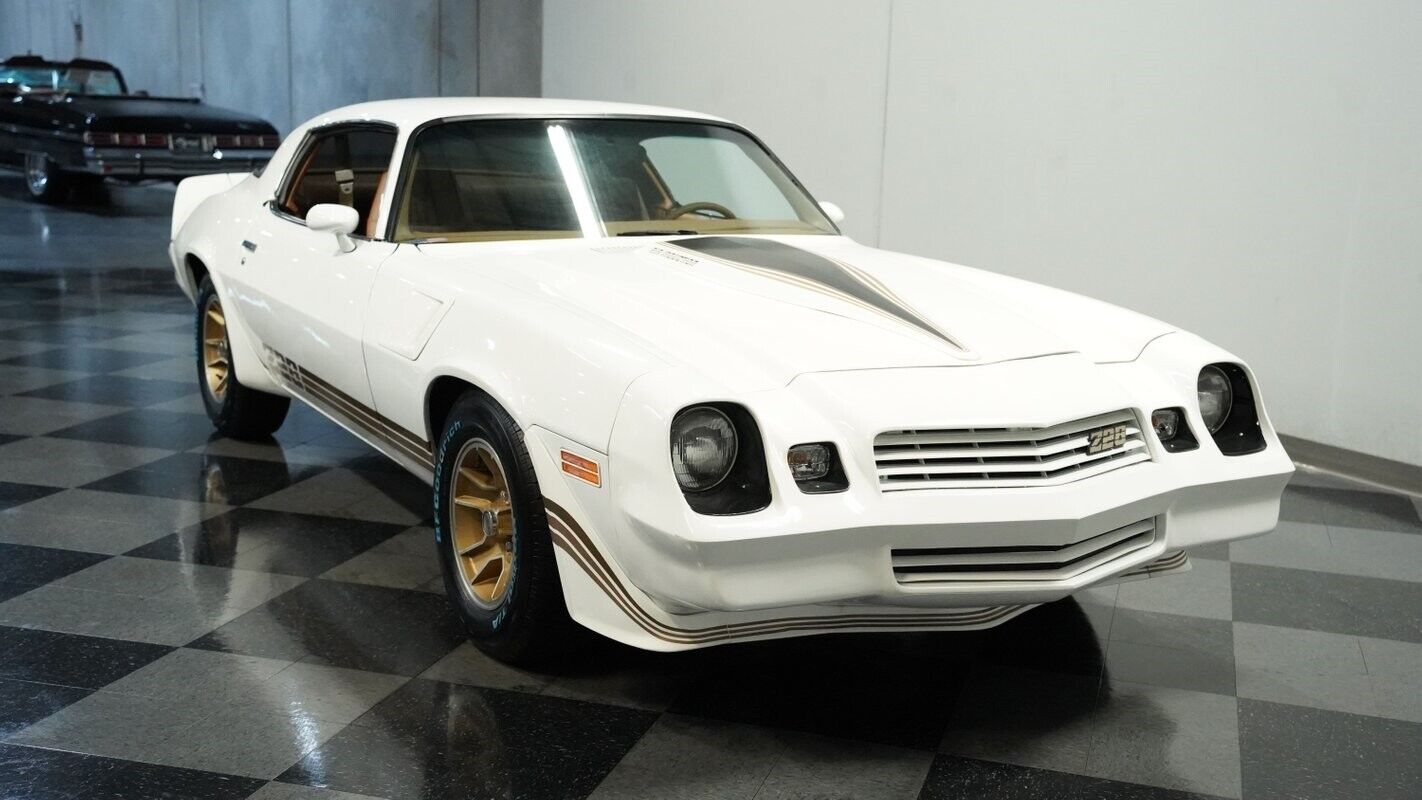 Chevrolet-Camaro-Coupe-1979-White-Tan-134964-14