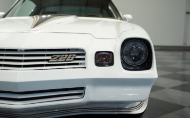 Chevrolet-Camaro-Coupe-1979-White-Tan-134964-18