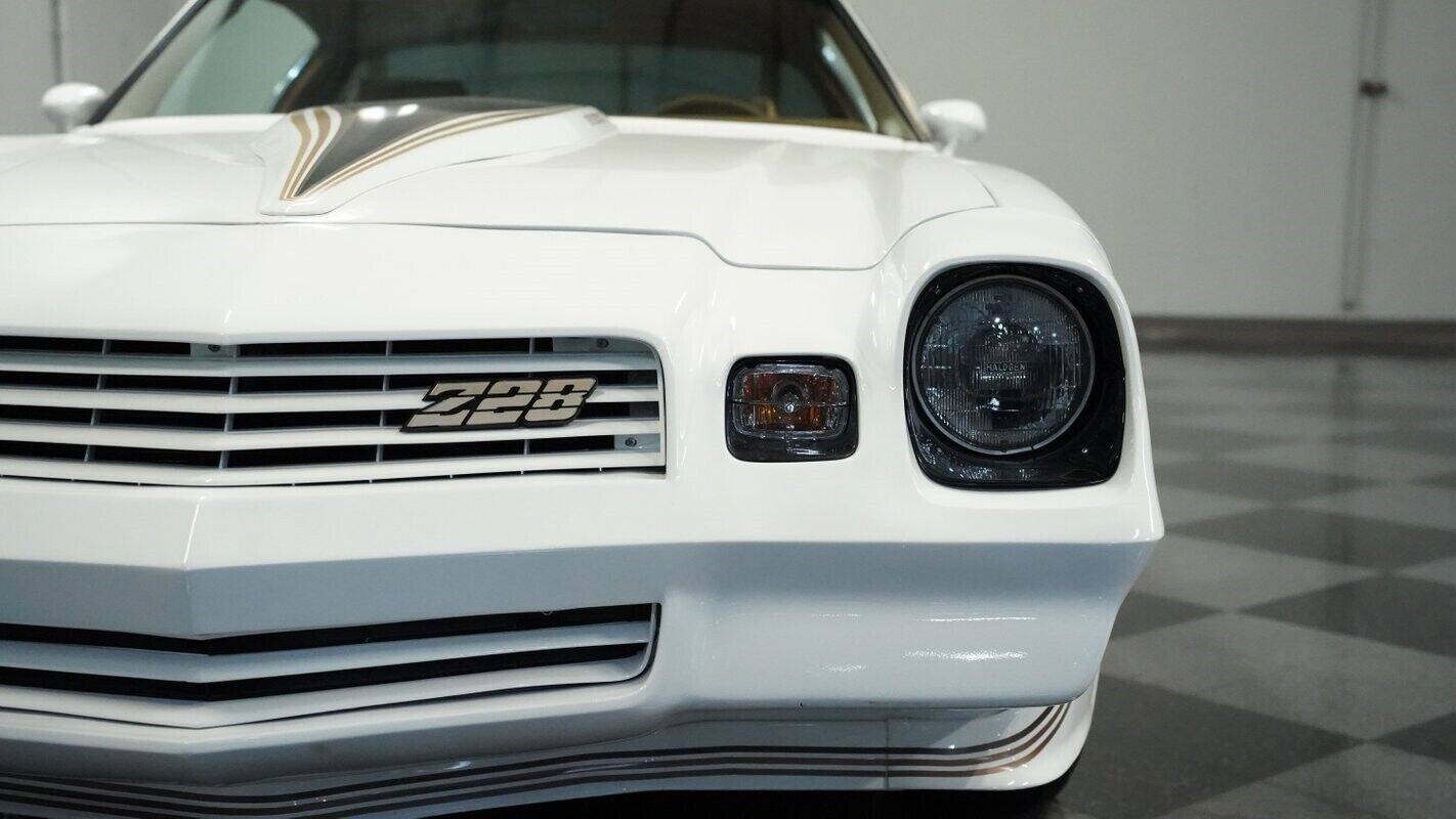 Chevrolet-Camaro-Coupe-1979-White-Tan-134964-18