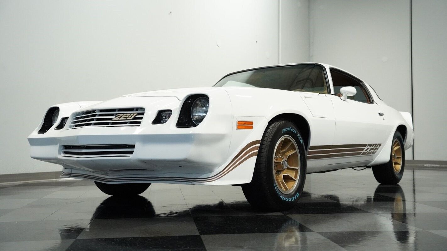 Chevrolet-Camaro-Coupe-1979-White-Tan-134964-19