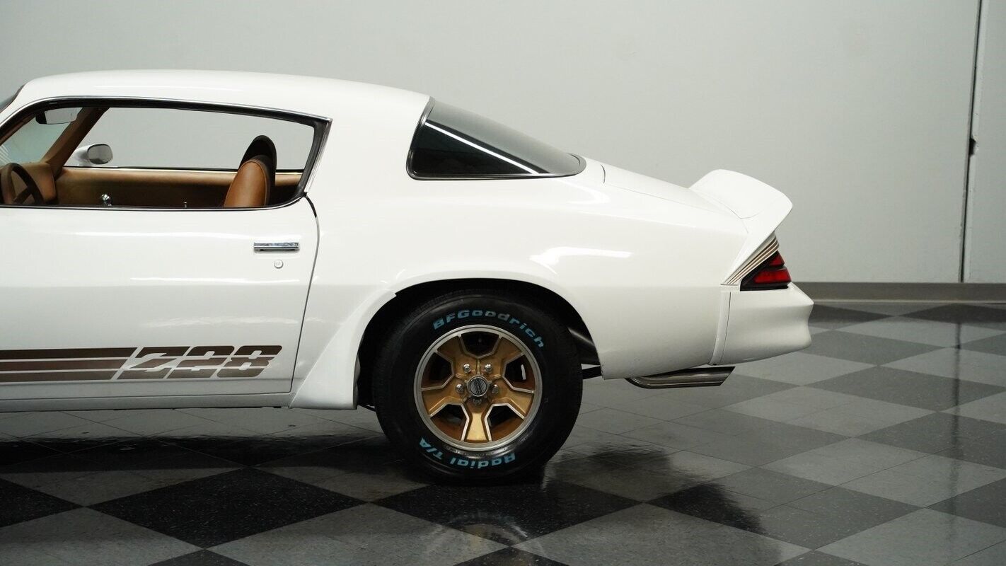 Chevrolet-Camaro-Coupe-1979-White-Tan-134964-22