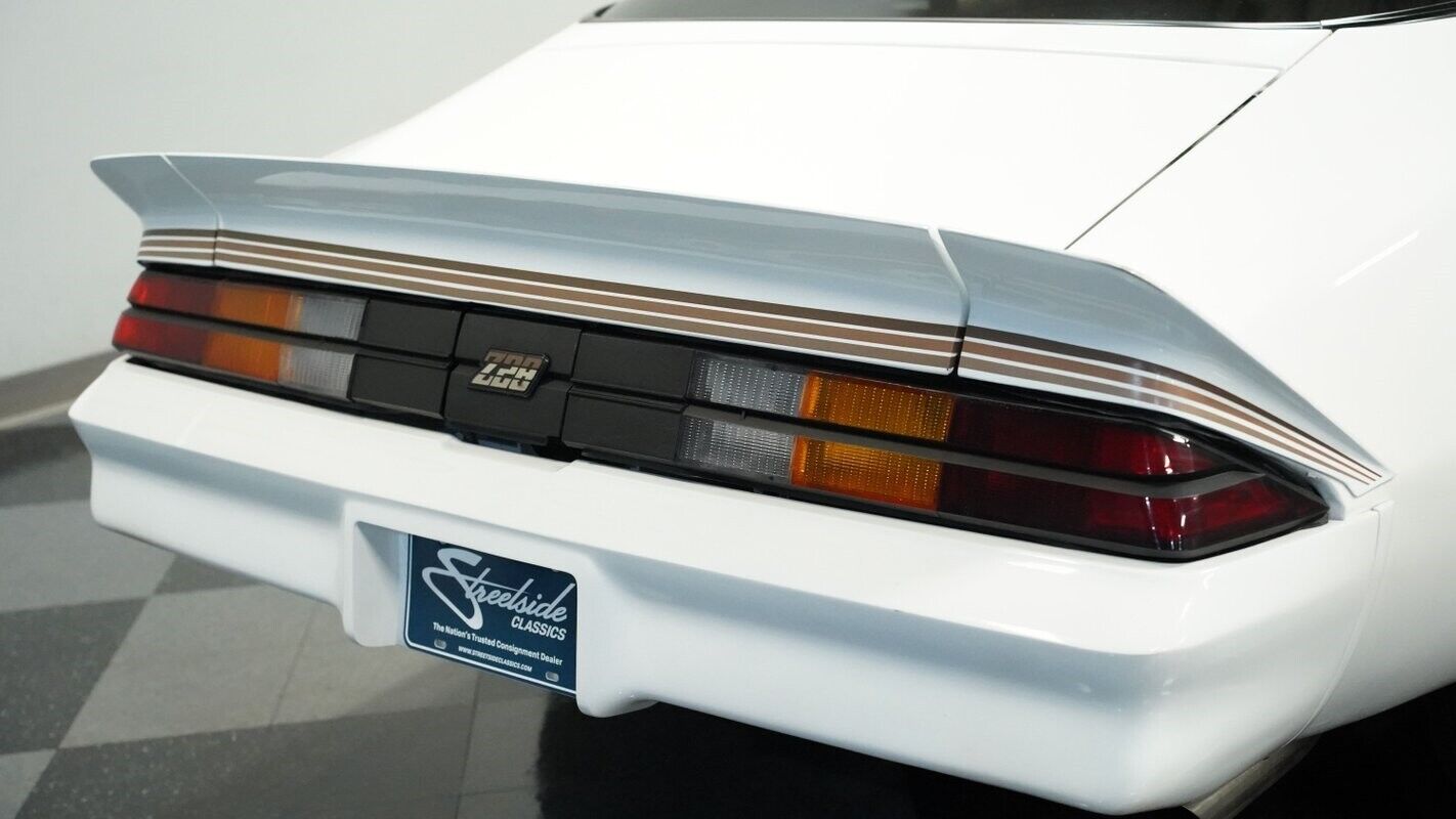 Chevrolet-Camaro-Coupe-1979-White-Tan-134964-23