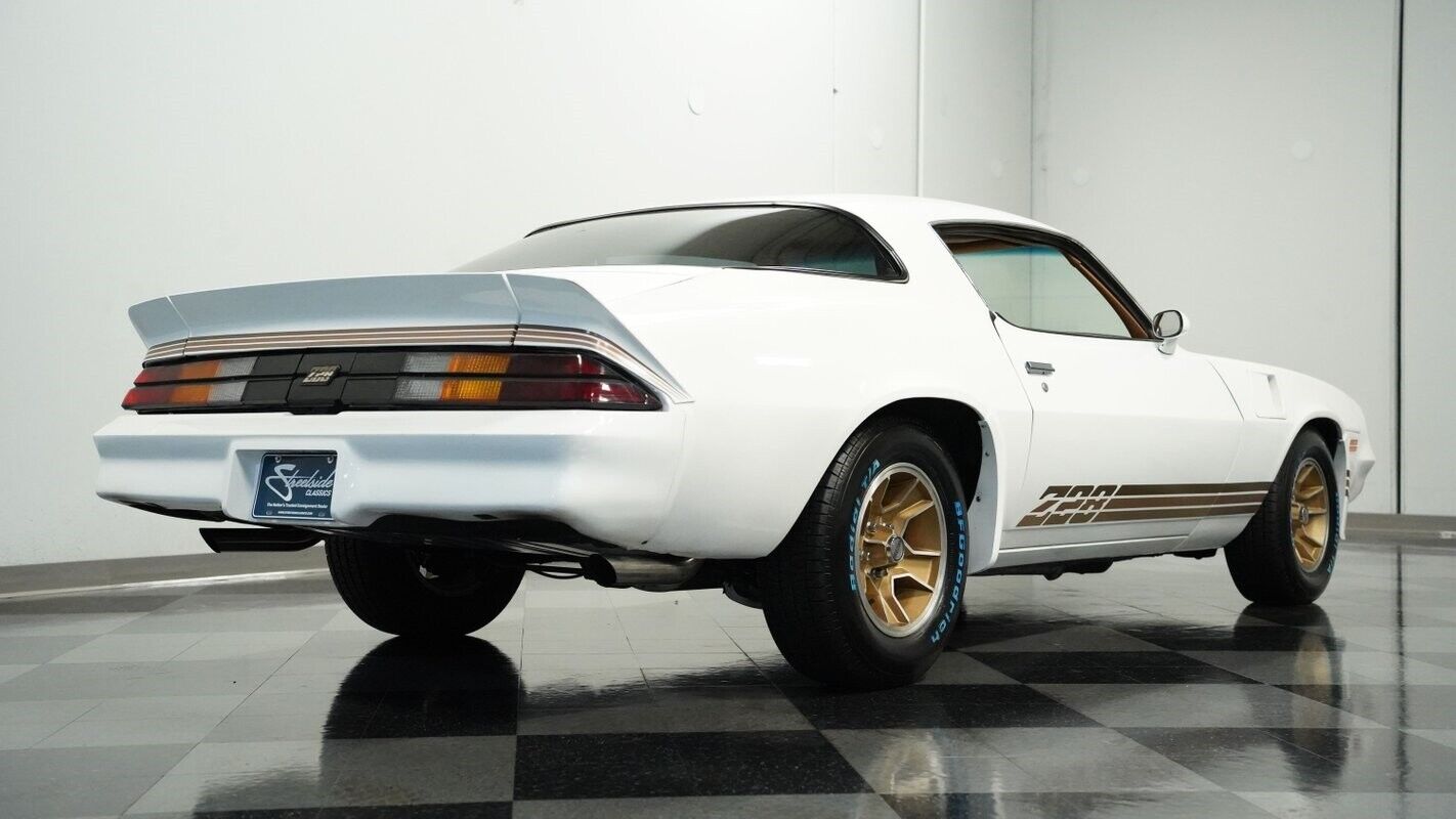 Chevrolet-Camaro-Coupe-1979-White-Tan-134964-24