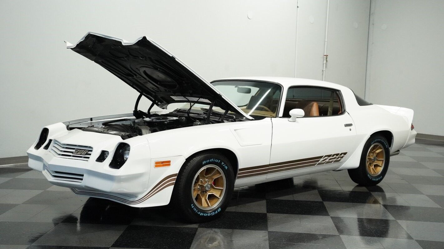 Chevrolet-Camaro-Coupe-1979-White-Tan-134964-28