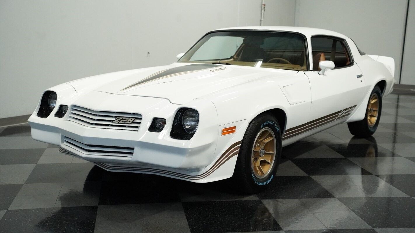 Chevrolet-Camaro-Coupe-1979-White-Tan-134964-5