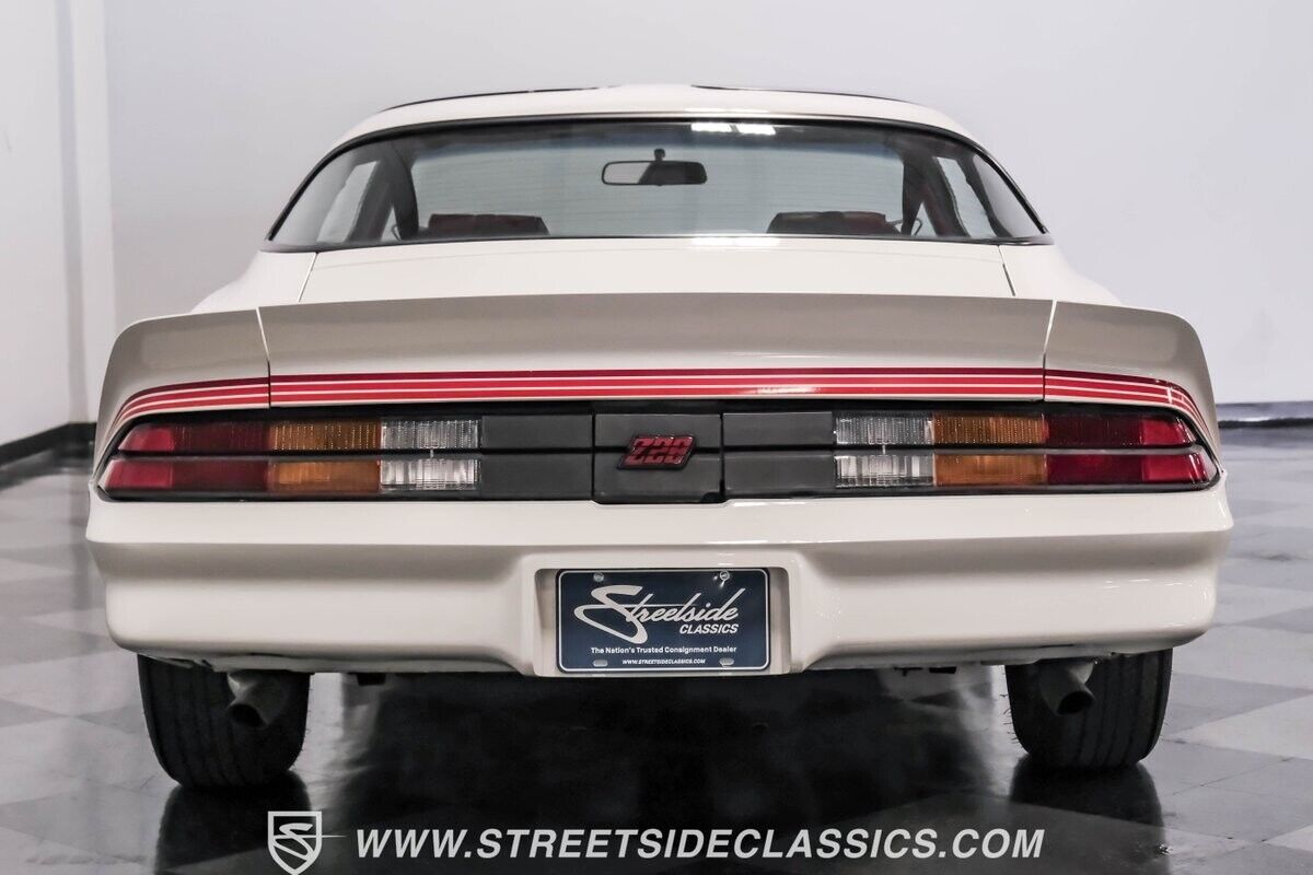 Chevrolet-Camaro-Coupe-1981-White-Red-30328-10