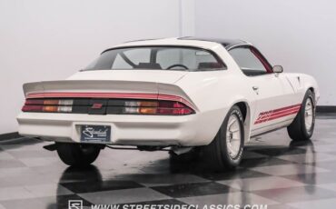 Chevrolet-Camaro-Coupe-1981-White-Red-30328-11