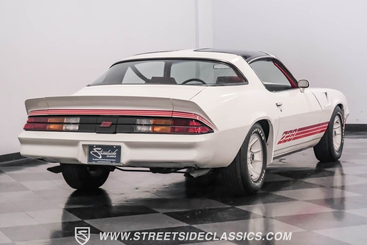 Chevrolet-Camaro-Coupe-1981-White-Red-30328-11