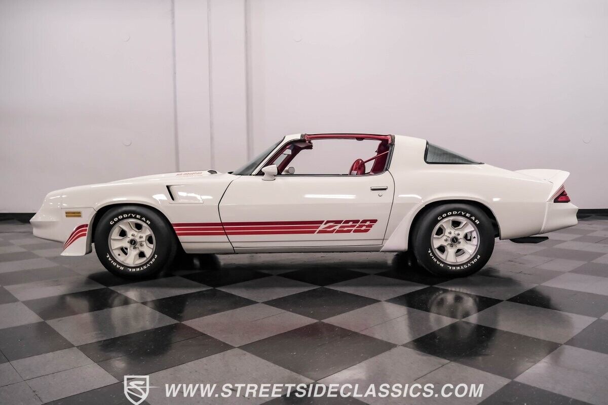 Chevrolet-Camaro-Coupe-1981-White-Red-30328-2