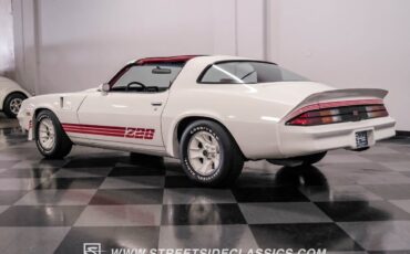 Chevrolet-Camaro-Coupe-1981-White-Red-30328-7