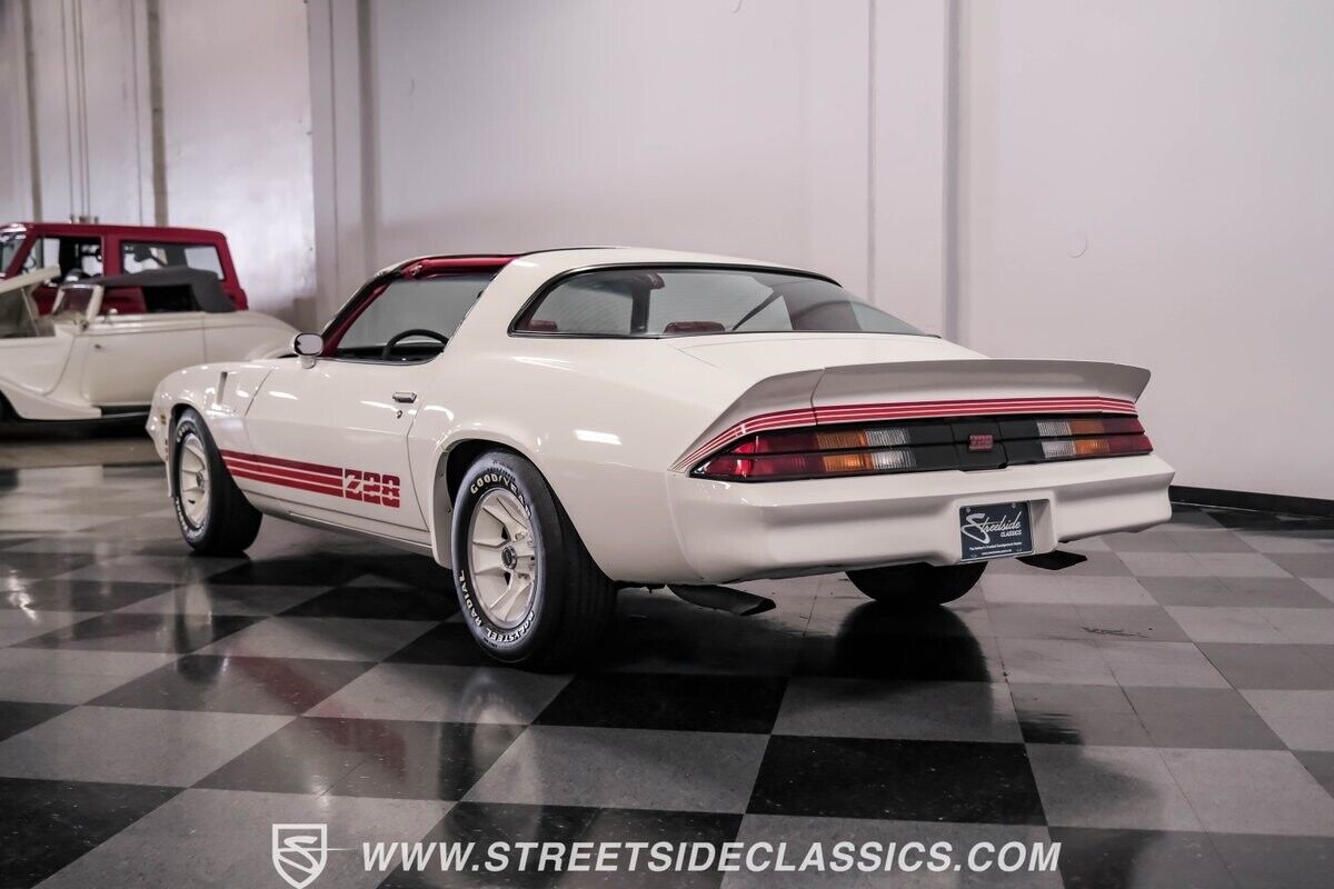 Chevrolet-Camaro-Coupe-1981-White-Red-30328-8