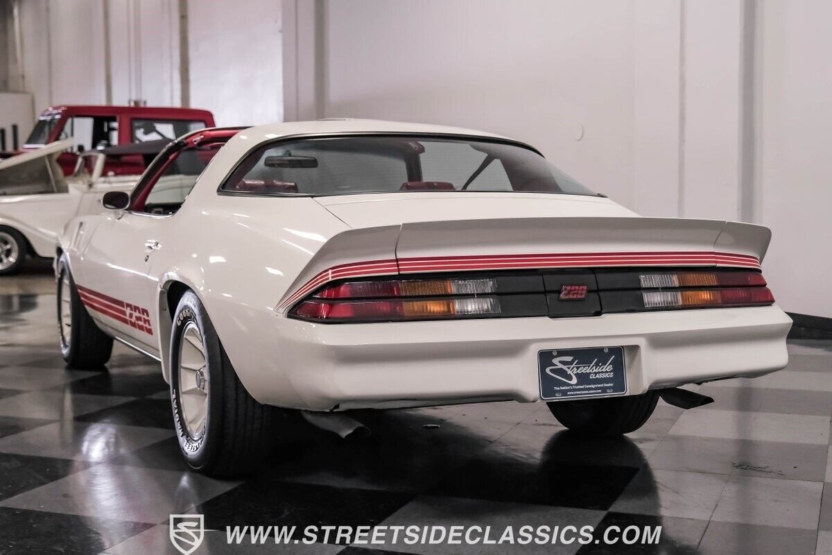 Chevrolet-Camaro-Coupe-1981-White-Red-30328-9