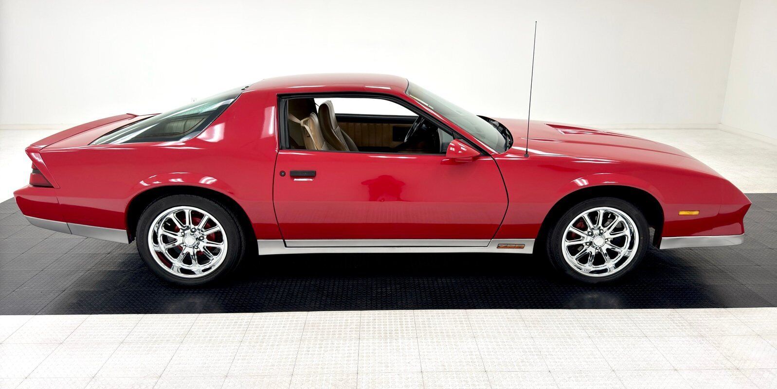 Chevrolet-Camaro-Coupe-1984-Red-Tan-74488-5