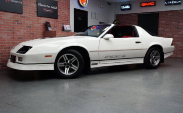 Chevrolet-Camaro-Coupe-1986-White-Red-121777-1