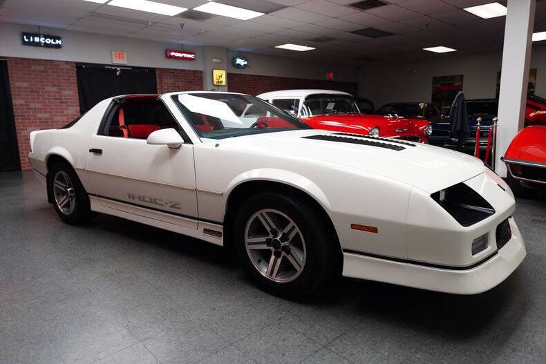 Chevrolet-Camaro-Coupe-1986-White-Red-121777-11