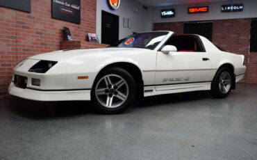 Chevrolet-Camaro-Coupe-1986-White-Red-121777-2