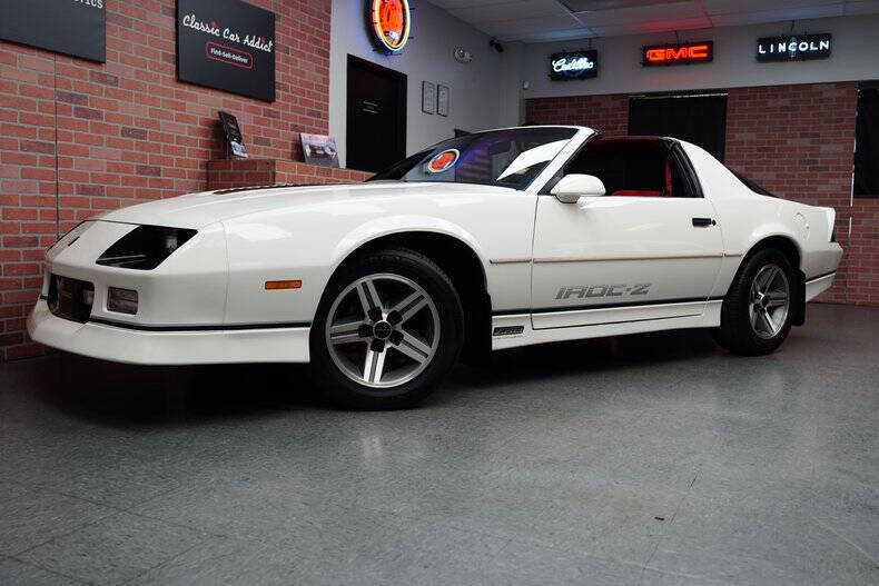 Chevrolet-Camaro-Coupe-1986-White-Red-121777-2