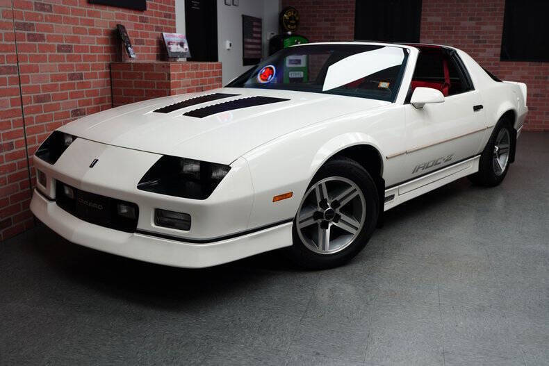 Chevrolet-Camaro-Coupe-1986-White-Red-121777-5