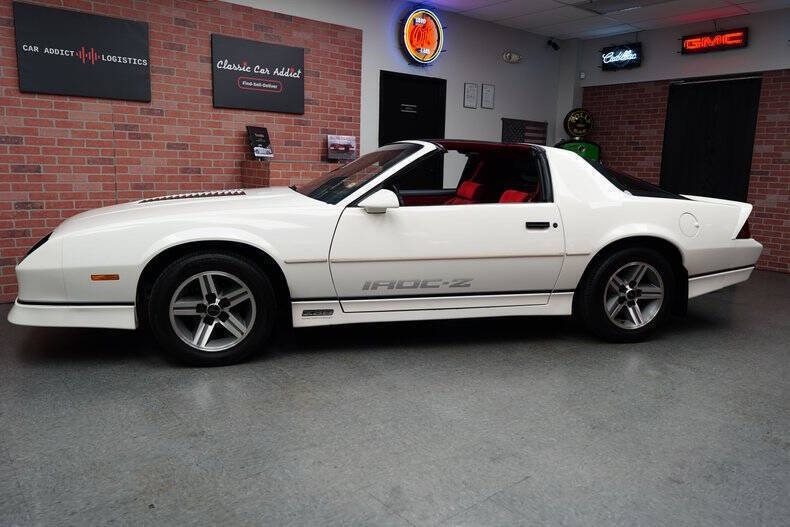 Chevrolet-Camaro-Coupe-1986-White-Red-121777-6