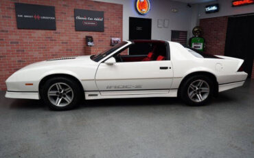 Chevrolet-Camaro-Coupe-1986-White-Red-121777-7