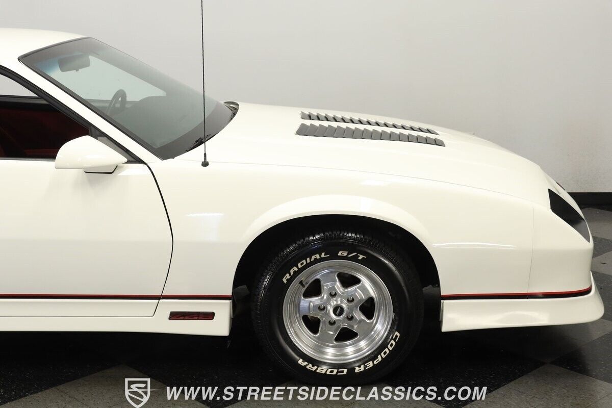 Chevrolet-Camaro-Coupe-1986-White-Red-25822-28