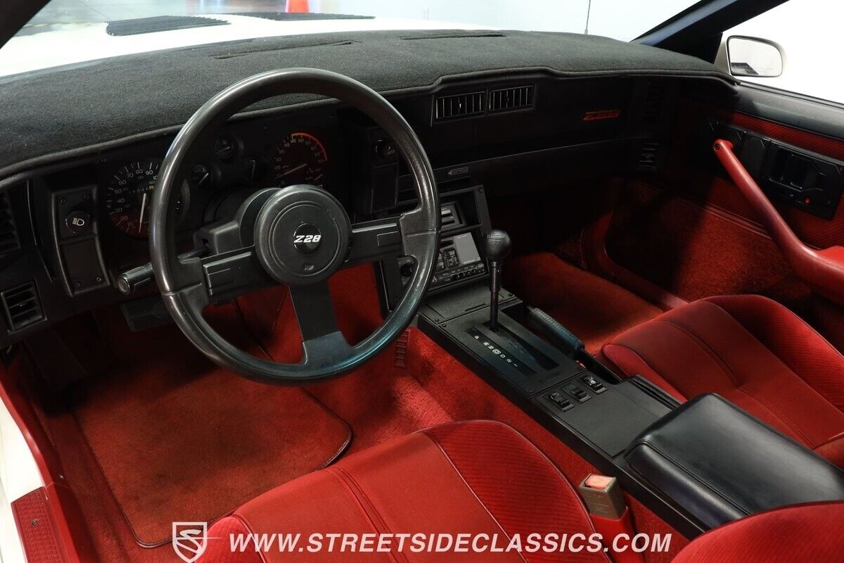 Chevrolet-Camaro-Coupe-1986-White-Red-25822-35