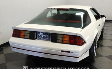 Chevrolet-Camaro-Coupe-1986-White-Red-25822-9